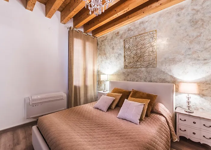 Ca' Teatro Vecchio *